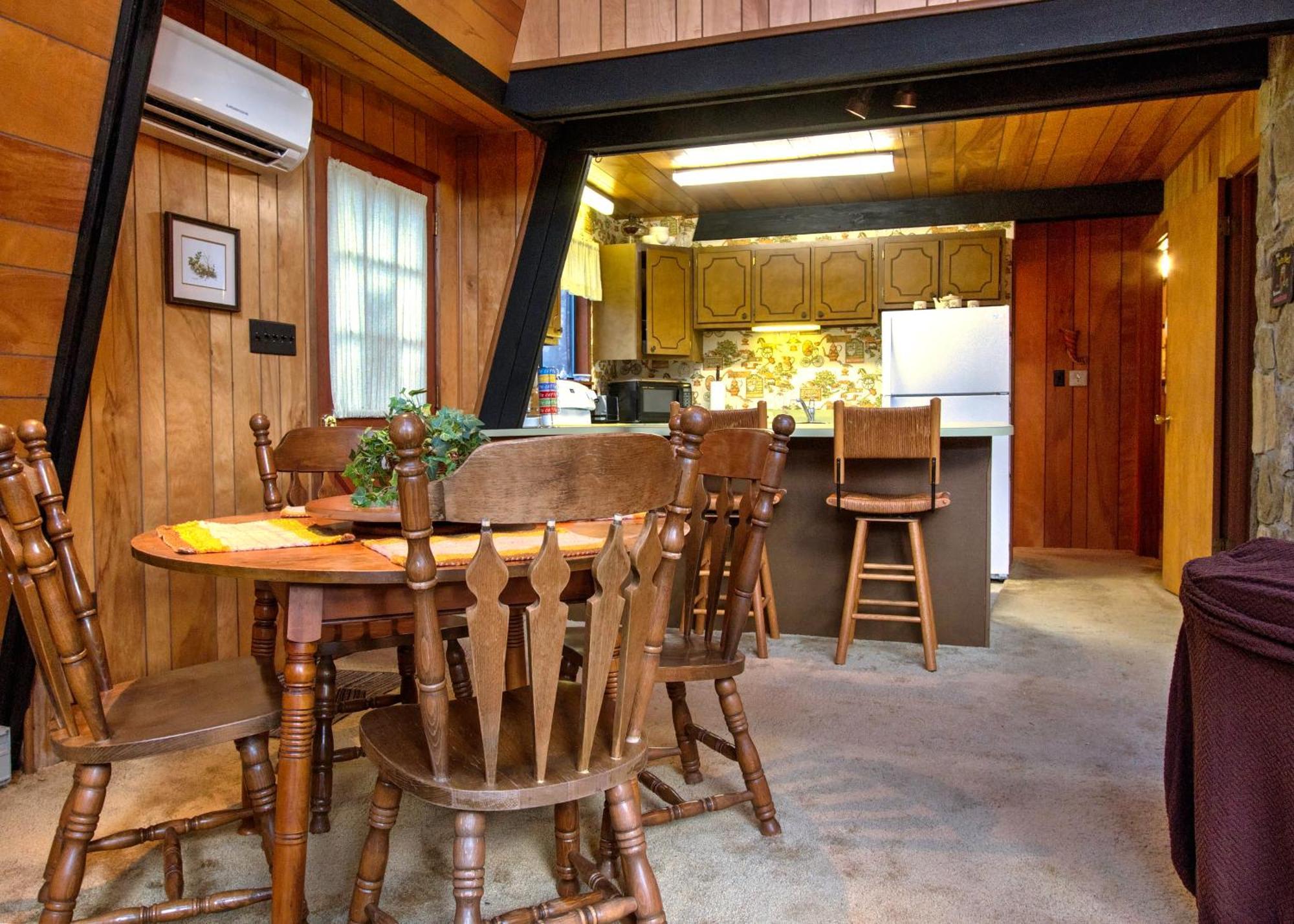 Mt Mitchell Cabin Rentals Burnsville Room photo