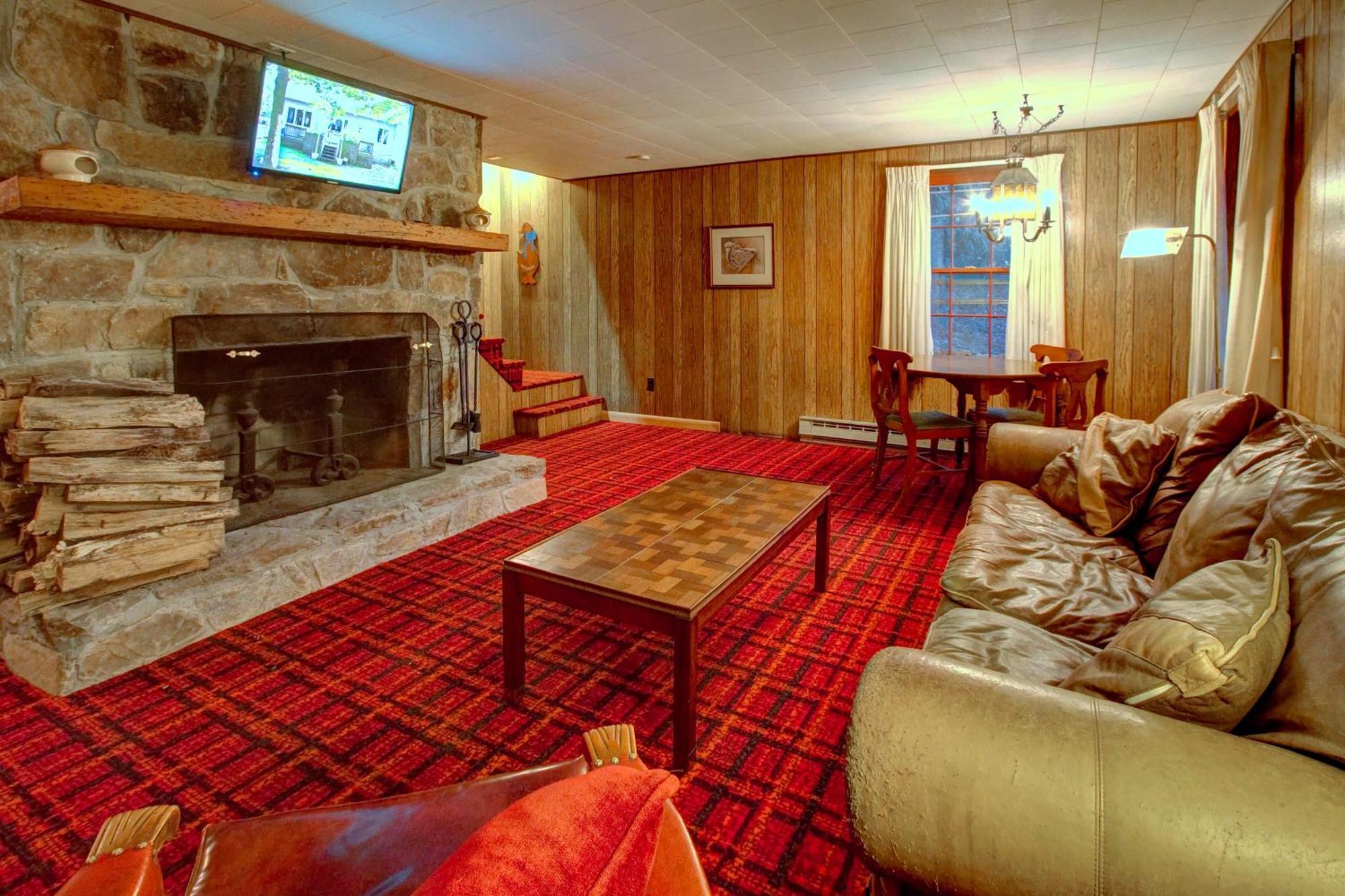 Mt Mitchell Cabin Rentals Burnsville Room photo