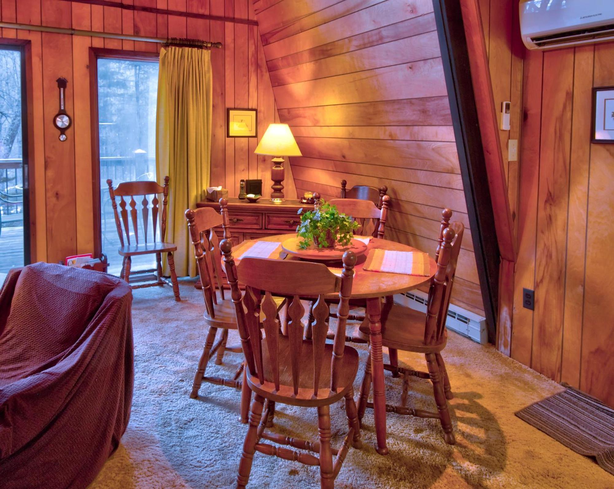 Mt Mitchell Cabin Rentals Burnsville Room photo