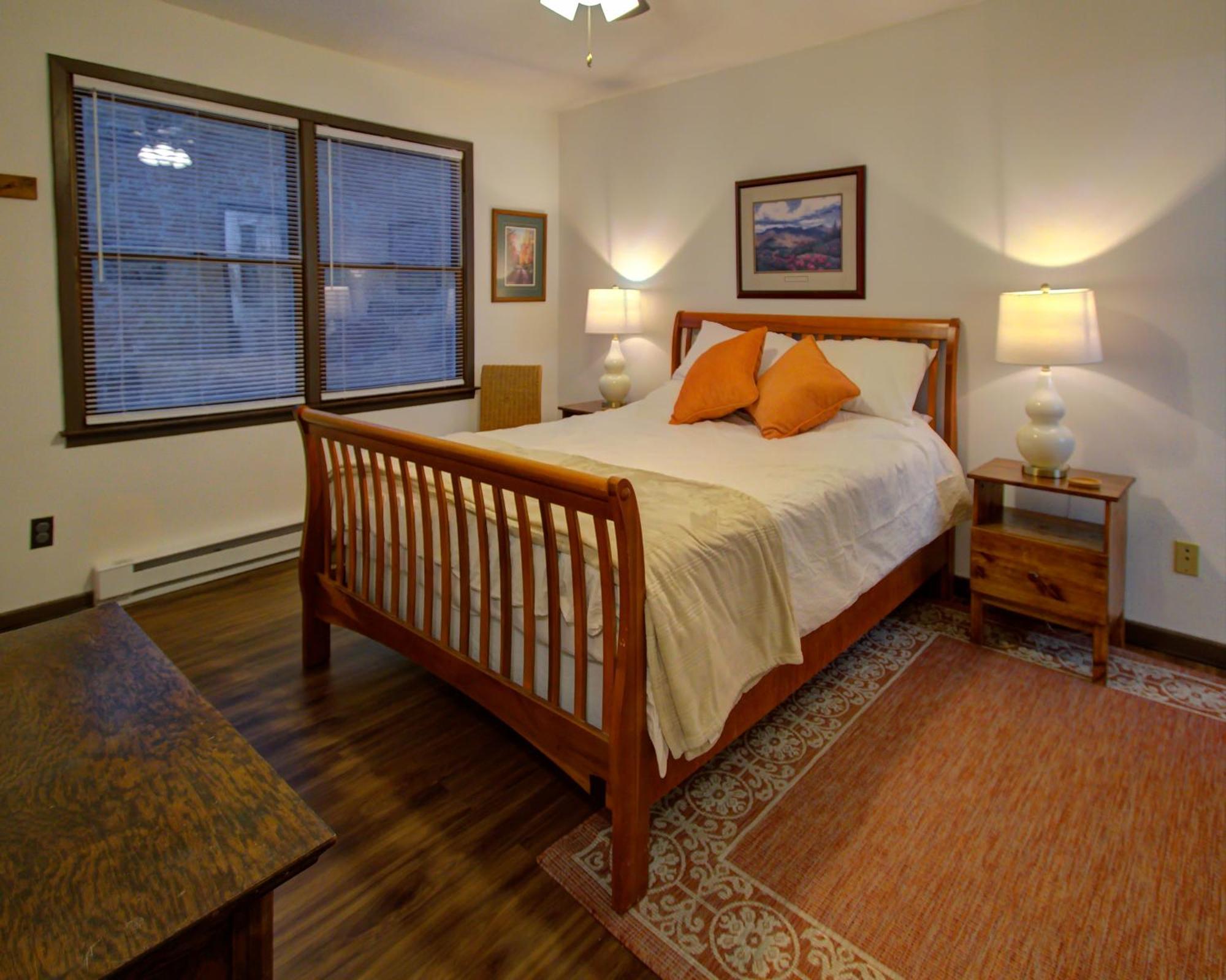 Mt Mitchell Cabin Rentals Burnsville Room photo