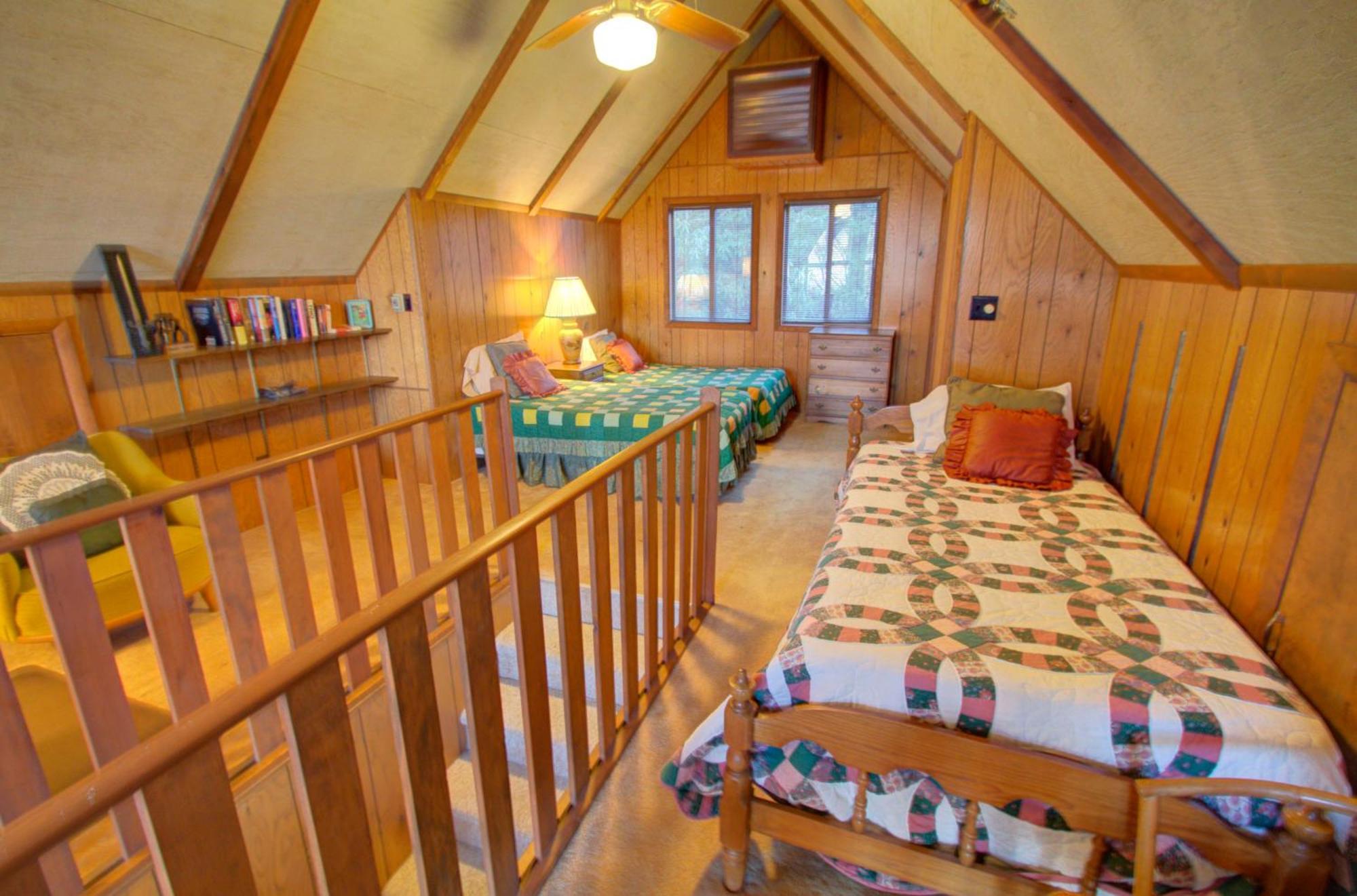 Mt Mitchell Cabin Rentals Burnsville Room photo