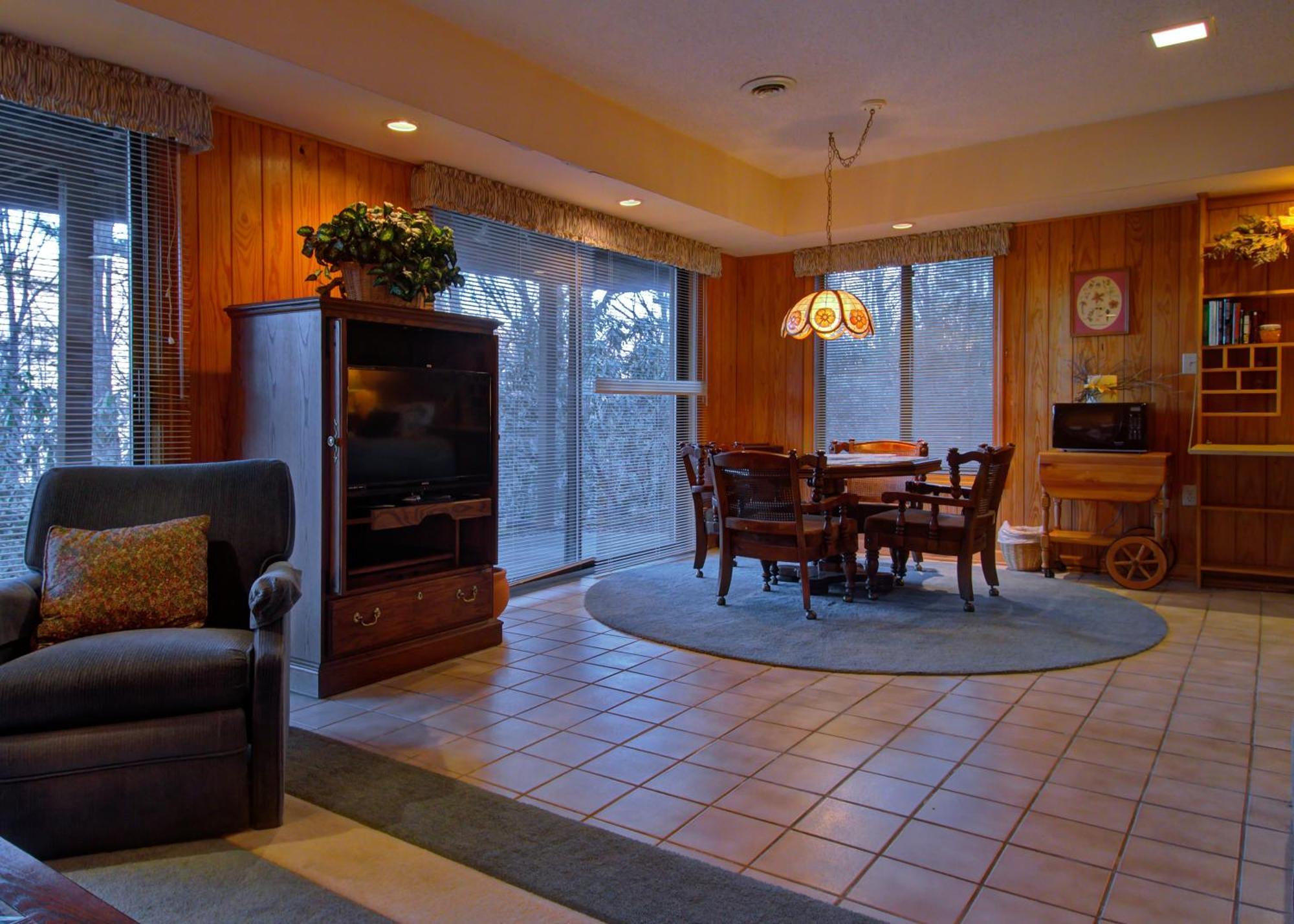 Mt Mitchell Cabin Rentals Burnsville Room photo