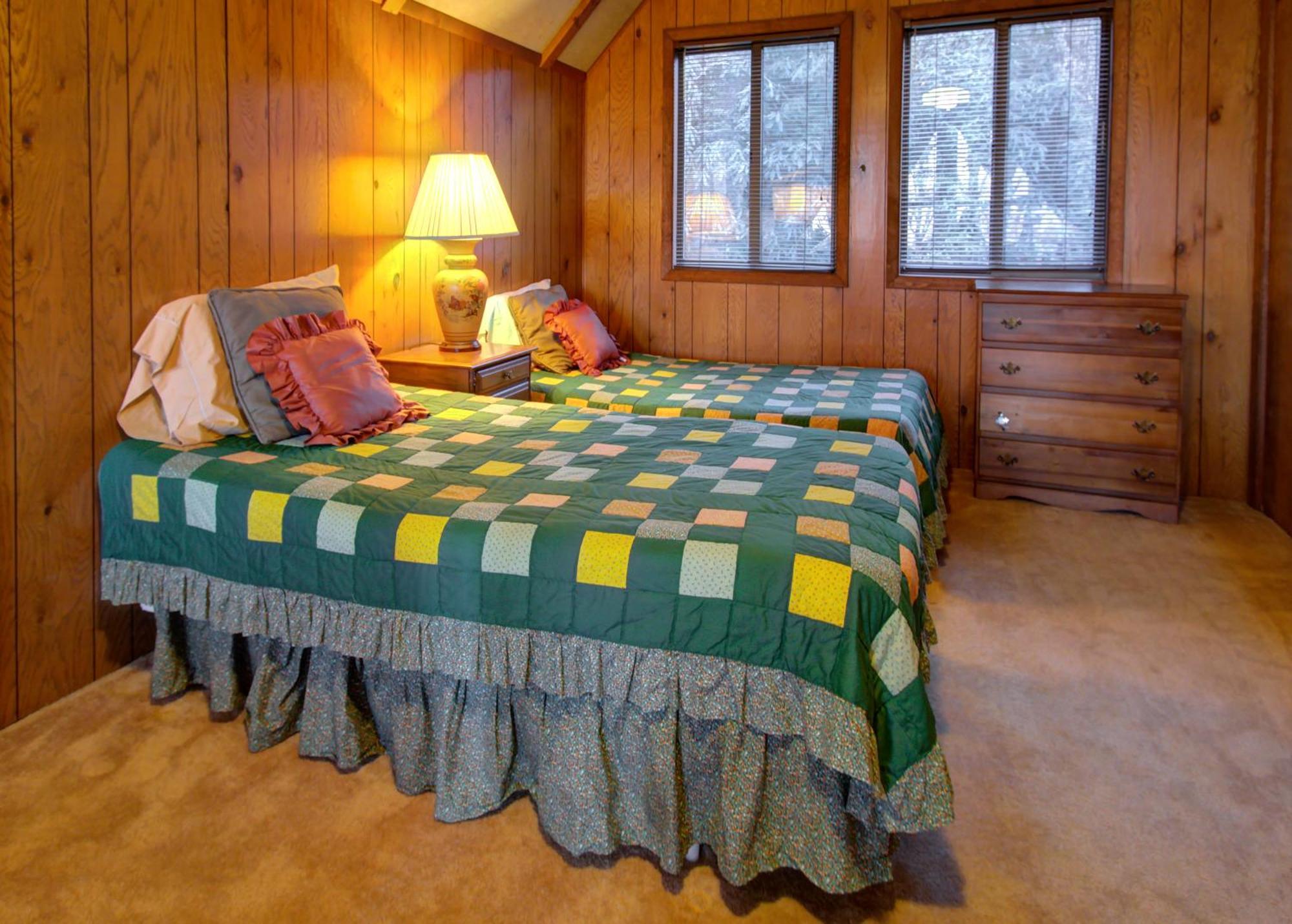 Mt Mitchell Cabin Rentals Burnsville Room photo