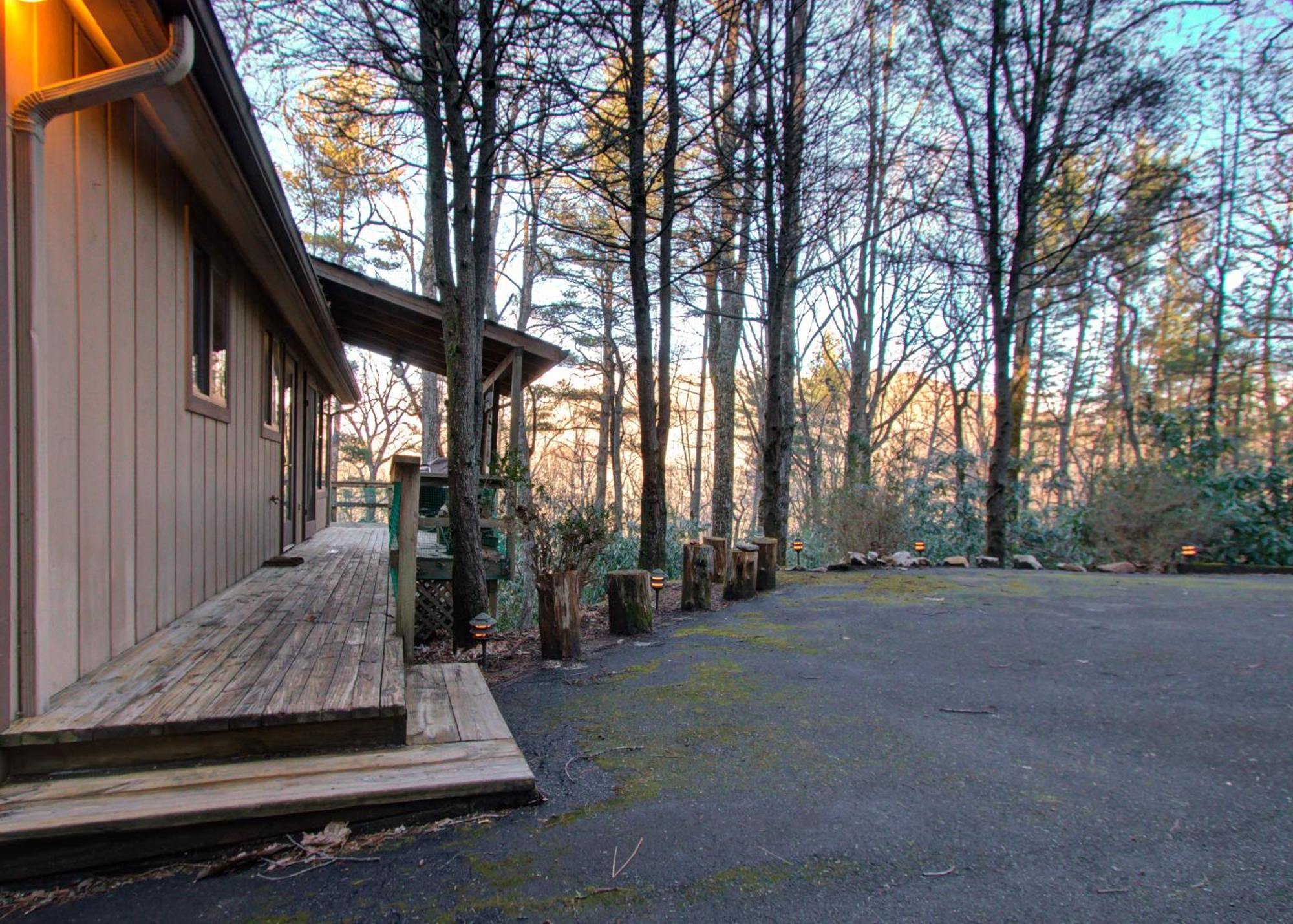 Mt Mitchell Cabin Rentals Burnsville Room photo