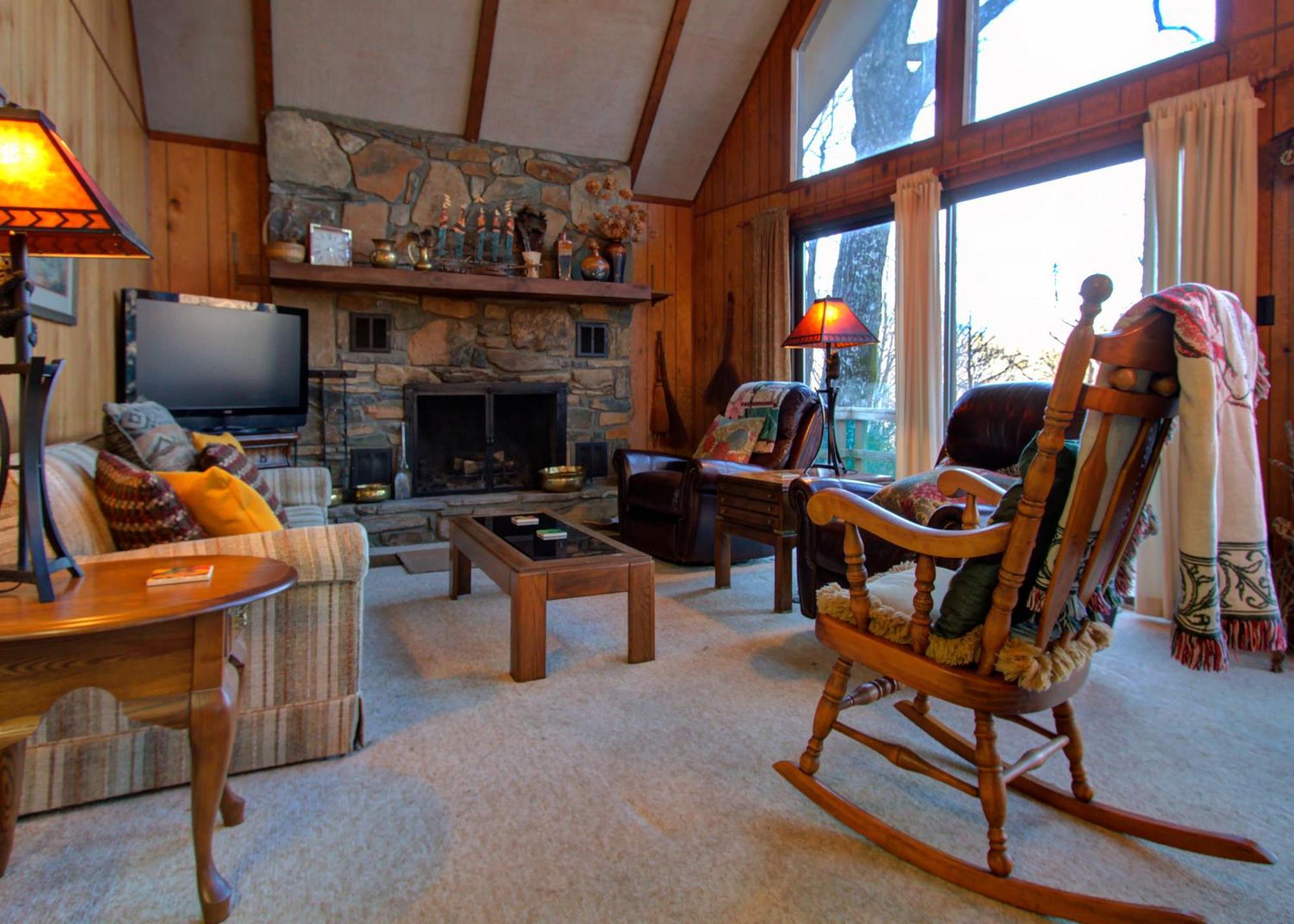 Mt Mitchell Cabin Rentals Burnsville Room photo