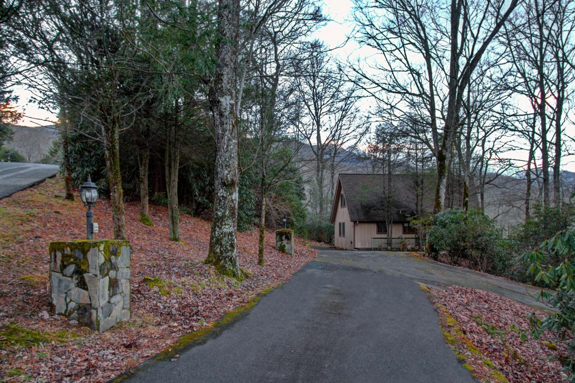Mt Mitchell Cabin Rentals Burnsville Room photo