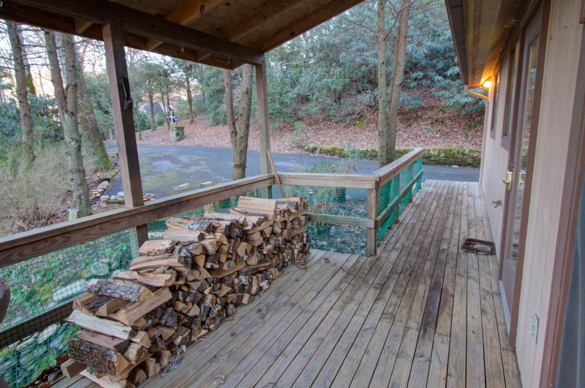 Mt Mitchell Cabin Rentals Burnsville Room photo
