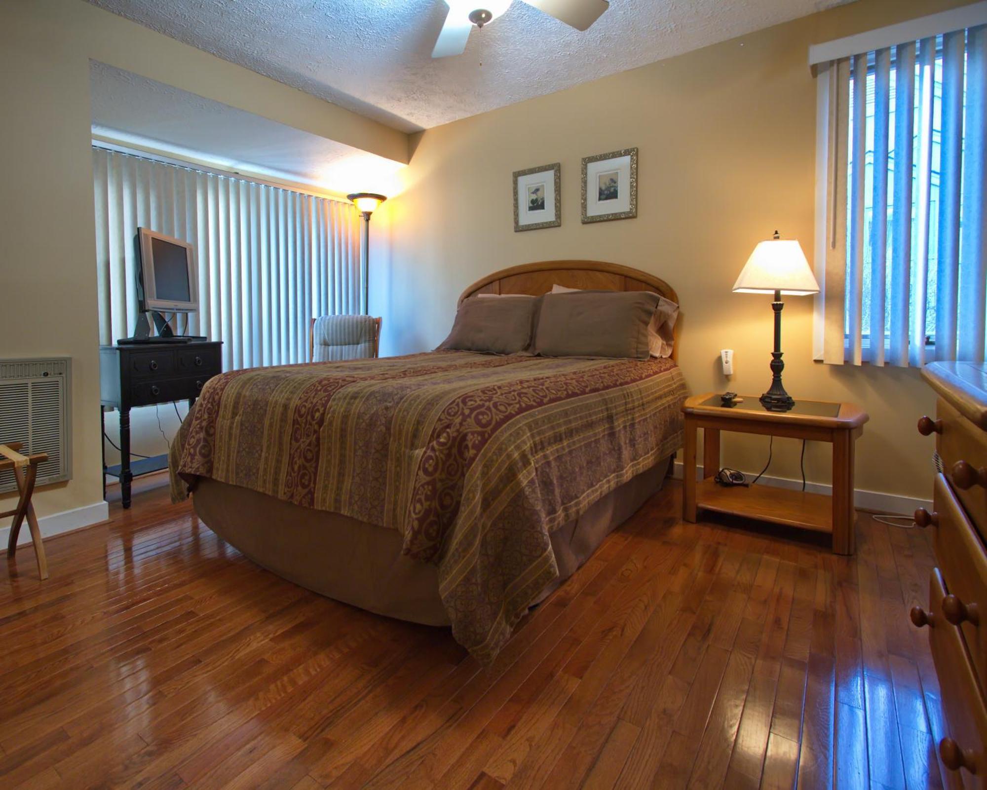 Mt Mitchell Cabin Rentals Burnsville Room photo