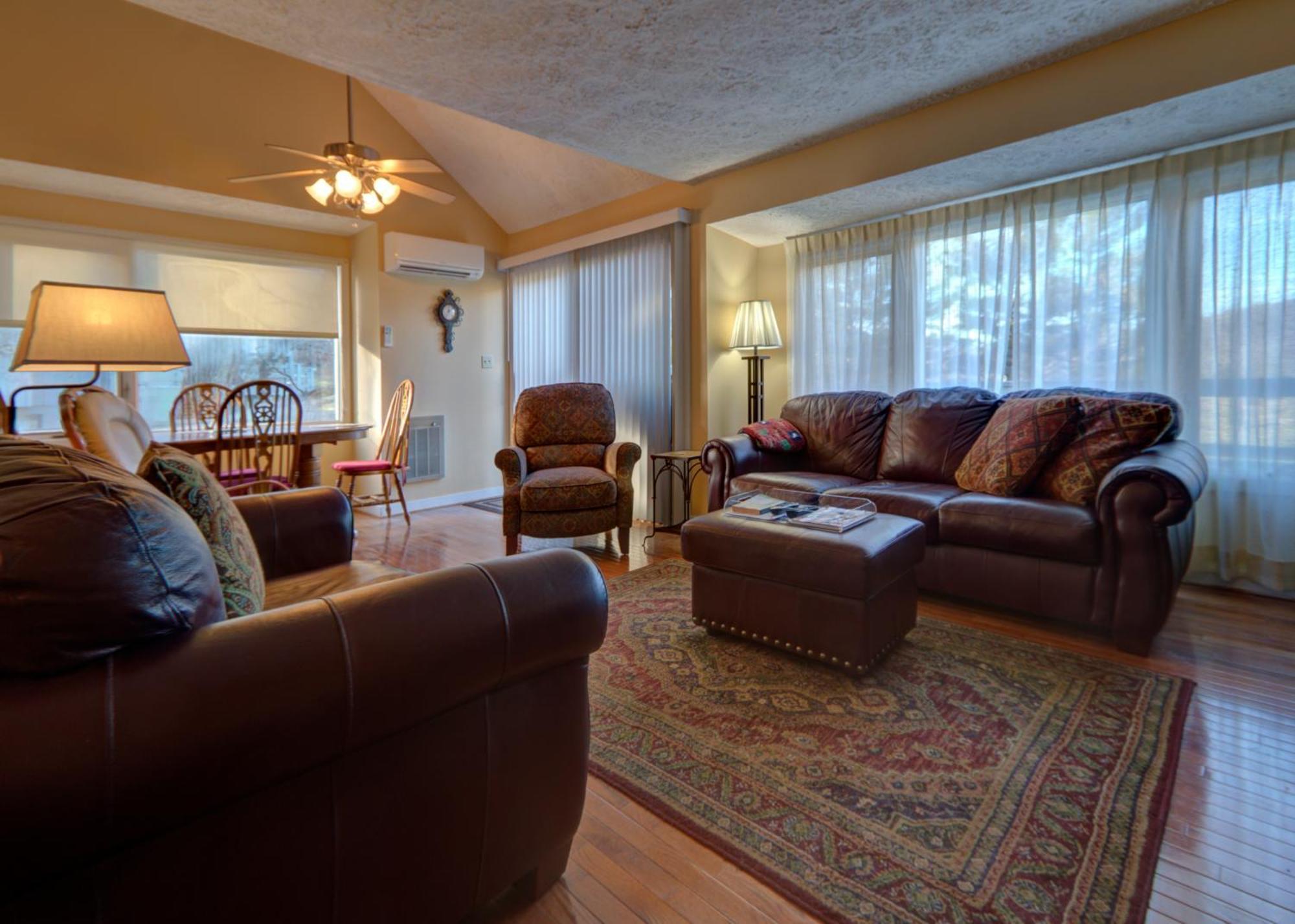 Mt Mitchell Cabin Rentals Burnsville Room photo