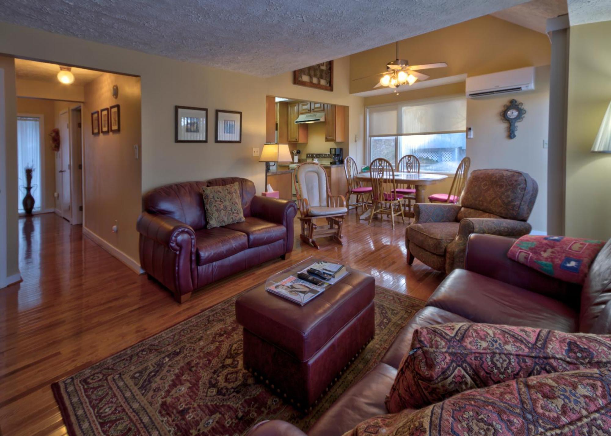 Mt Mitchell Cabin Rentals Burnsville Room photo